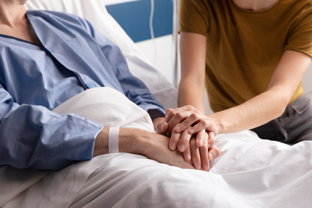 пациент в стационаре под капельницей для вывода из запоя